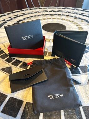 Tumi Black Men's Bifold Card & Key Wallet